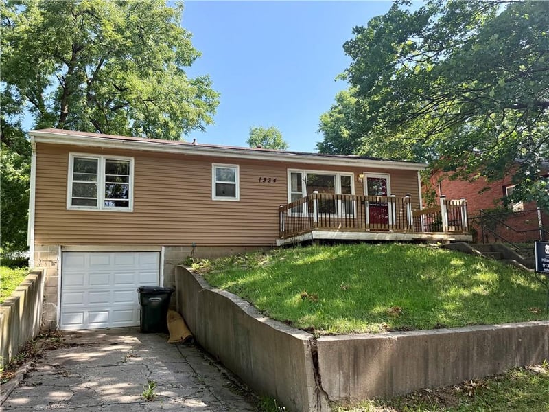 1334 Cheyenne St, Leavenworth, KS 66048
