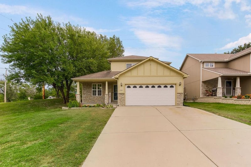 4301 Ironwood Dr, Leavenworth, KS 66048