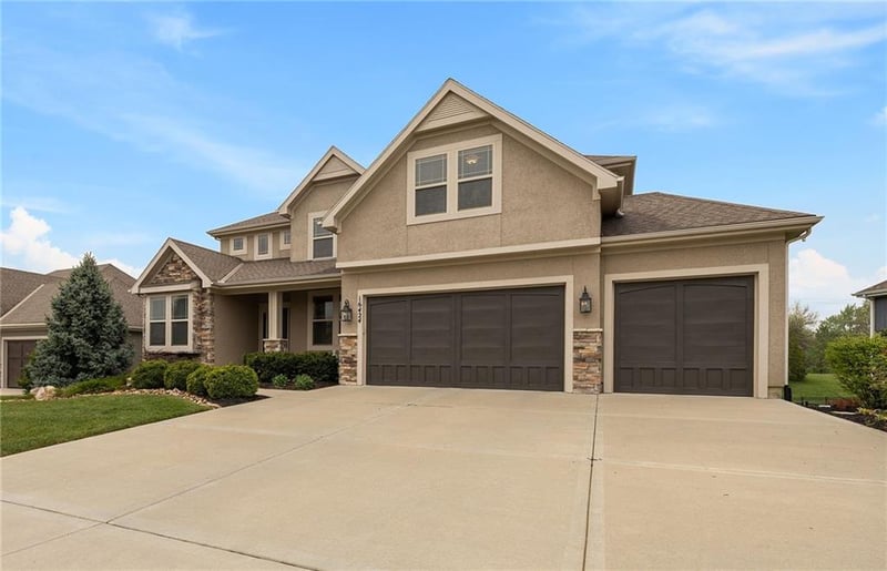 16424 Perry St, Overland Park, KS 66085