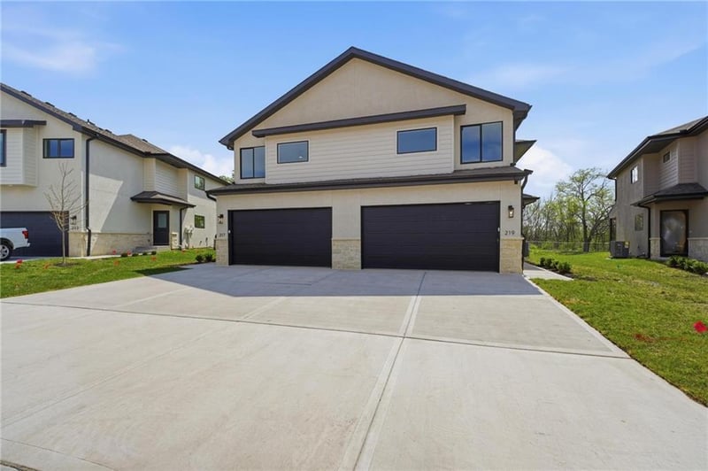 225 Orchard Ct, Lee's Summit, MO 64063