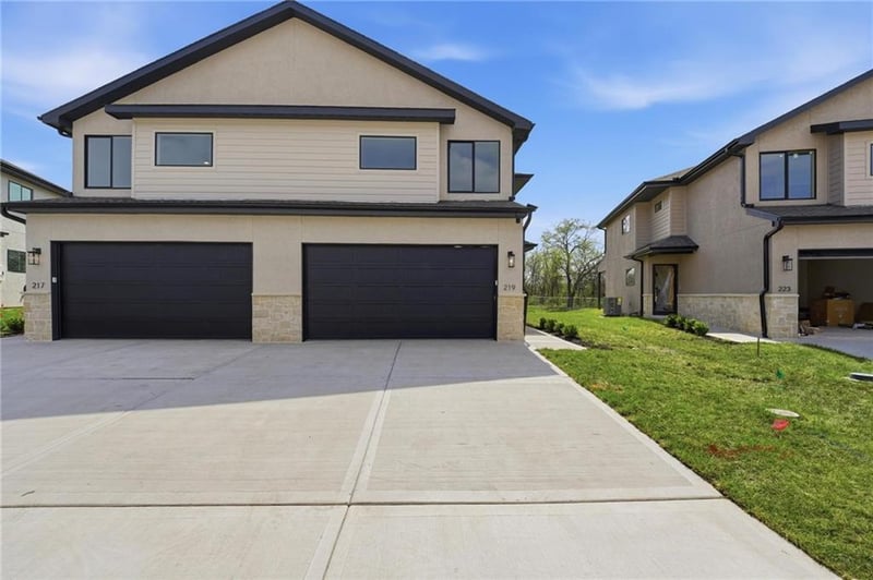 225 Orchard Ct, Lee's Summit, MO 64063
