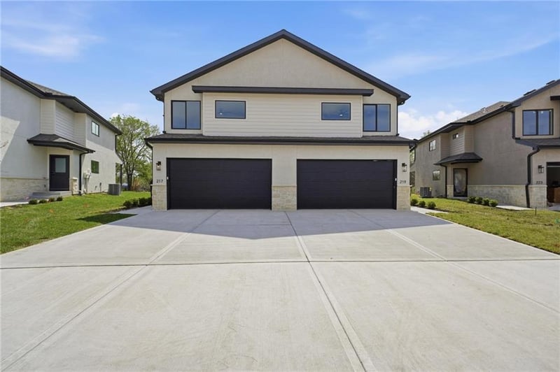225 Orchard Ct, Lee's Summit, MO 64063