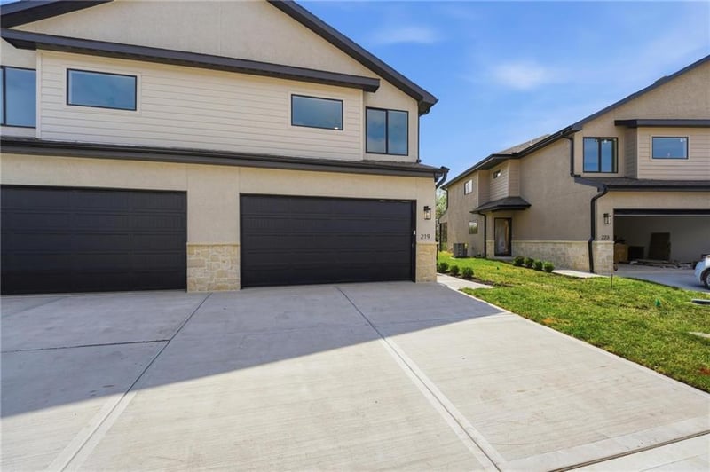 225 Orchard Ct, Lee's Summit, MO 64063