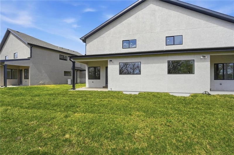 218 Orchard Ct, Lee's Summit, MO 64063