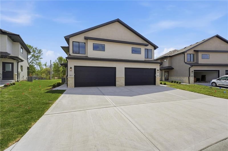218 Orchard Ct, Lee's Summit, MO 64063