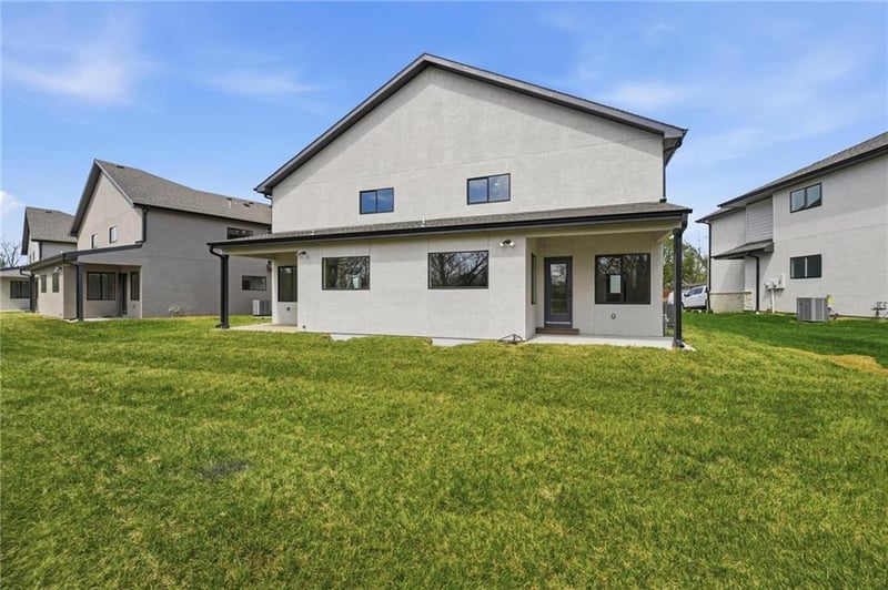 218 Orchard Ct, Lee's Summit, MO 64063