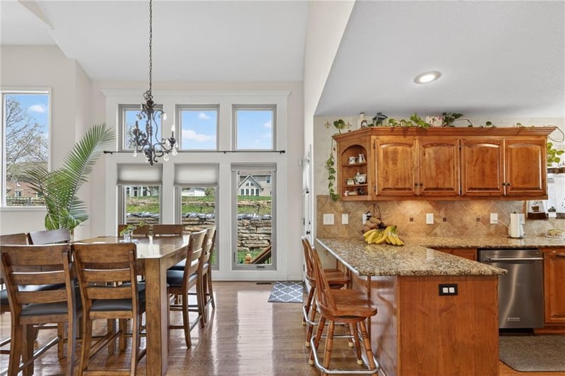 6719 Monticello Ter, Parkville, MO 64152