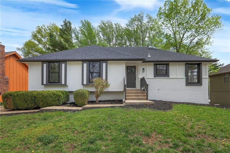 203 Crescent St, Lee's Summit, MO 64086