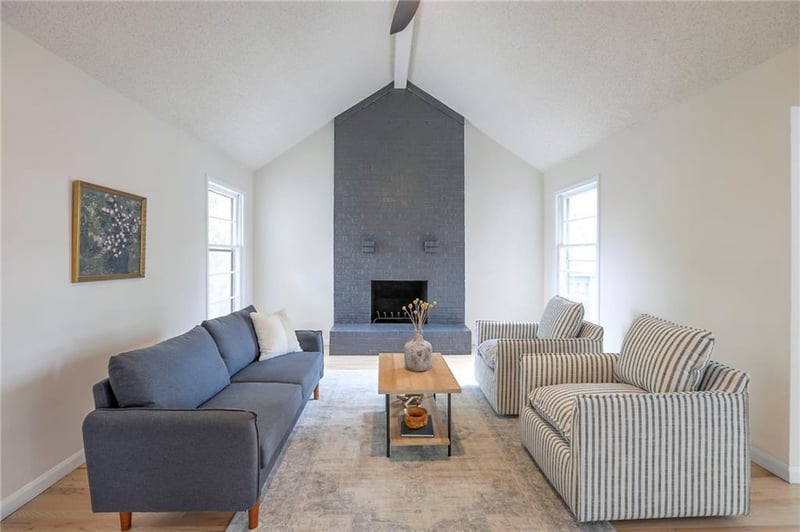203 Crescent St, Lee's Summit, MO 64086