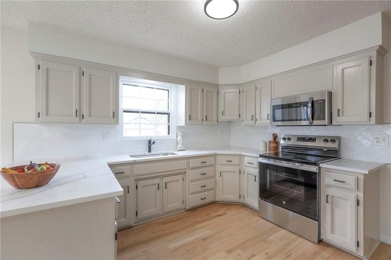 203 Crescent St, Lee's Summit, MO 64086