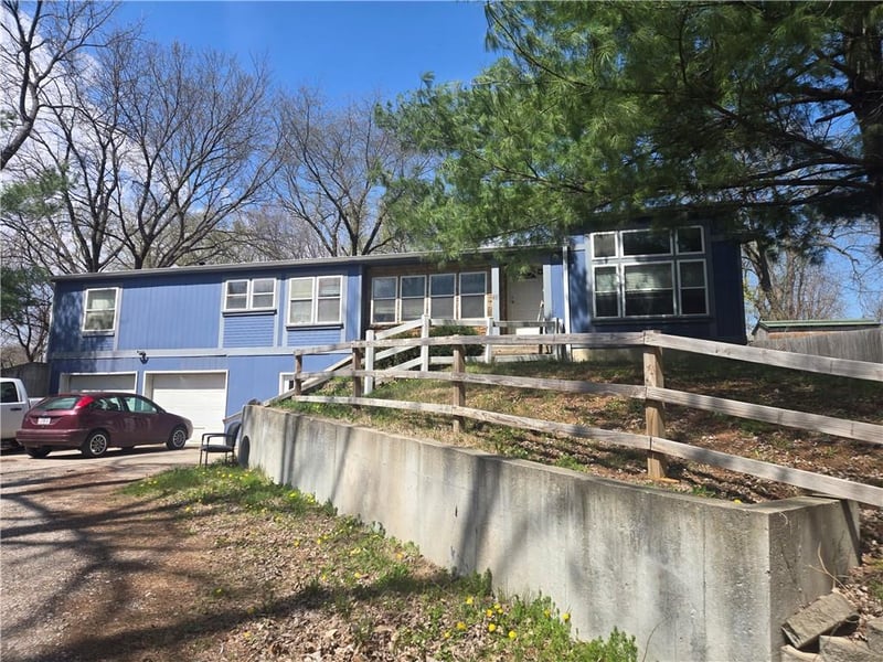 10543 County Road 375 Rd, St Joseph, MO 64505