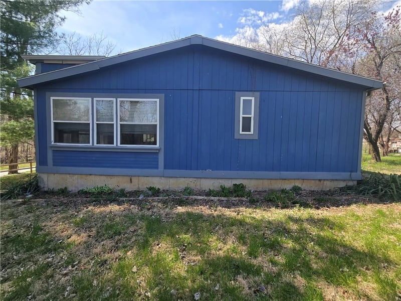 10543 County Road 375 Rd, St Joseph, MO 64505
