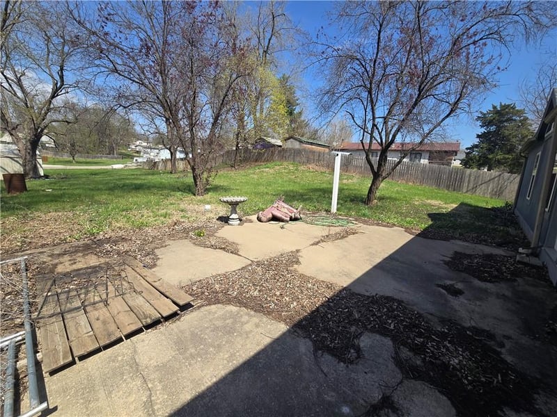 10543 County Road 375 Rd, St Joseph, MO 64505