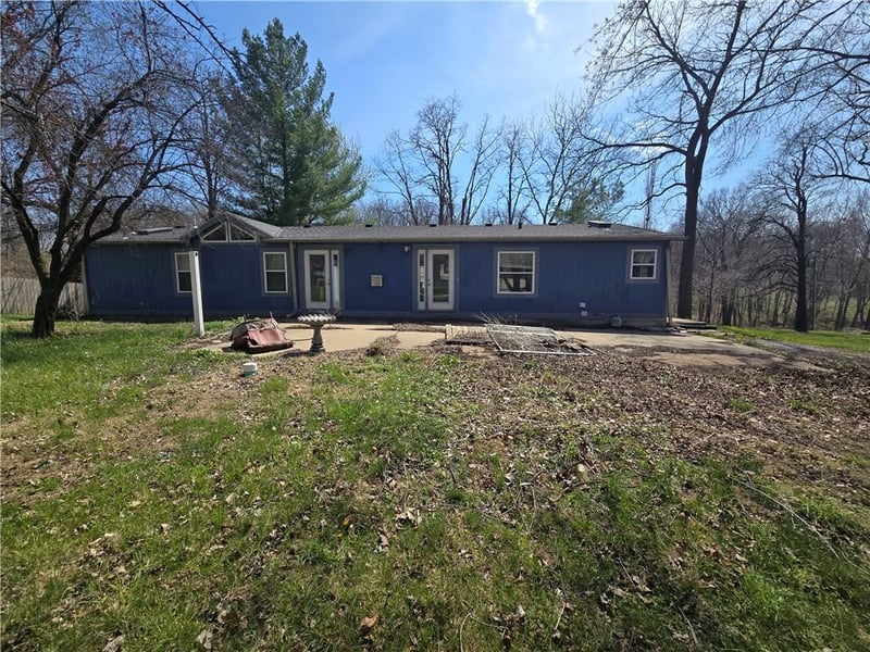10543 County Road 375 Rd, St Joseph, MO 64505