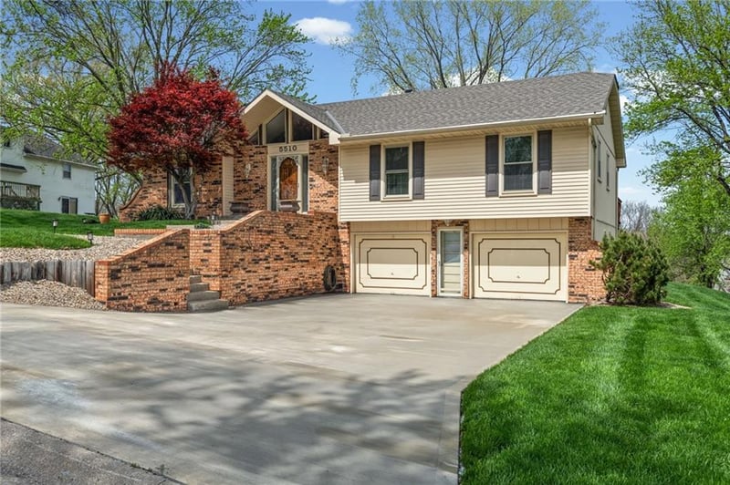5510 Raintree Dr, Kansas City, MO 64152