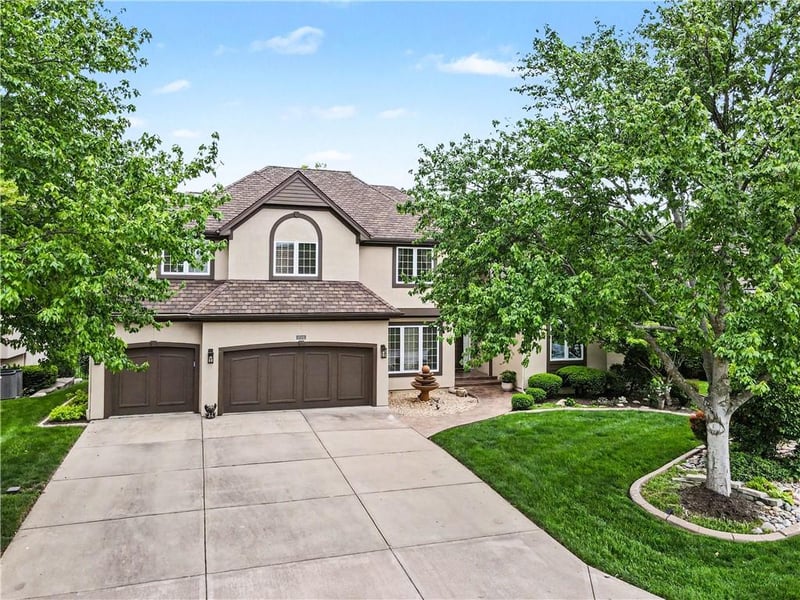 709 NE Lake Pointe Dr, Lee's Summit, MO 64064