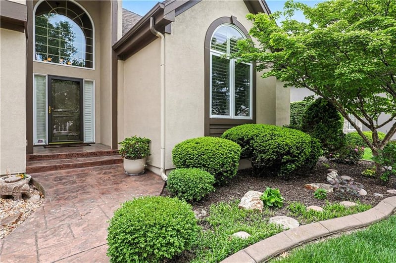 709 NE Lake Pointe Dr, Lee's Summit, MO 64064