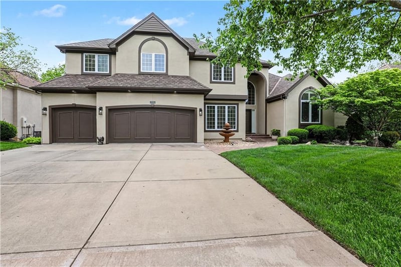 709 NE Lake Pointe Dr, Lee's Summit, MO 64064