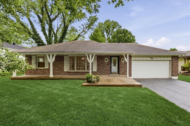 18719 Gateway Dr, Independence, MO 64057