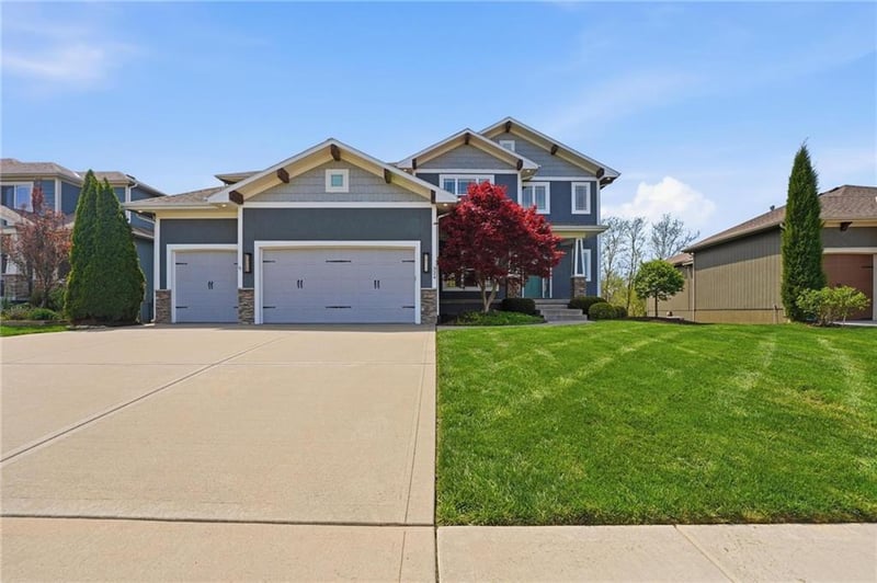 324 SE Mill Creek Dr, Lee's Summit, MO 64063