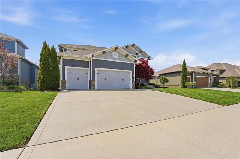 324 SE Mill Creek Dr, Lee's Summit, MO 64063