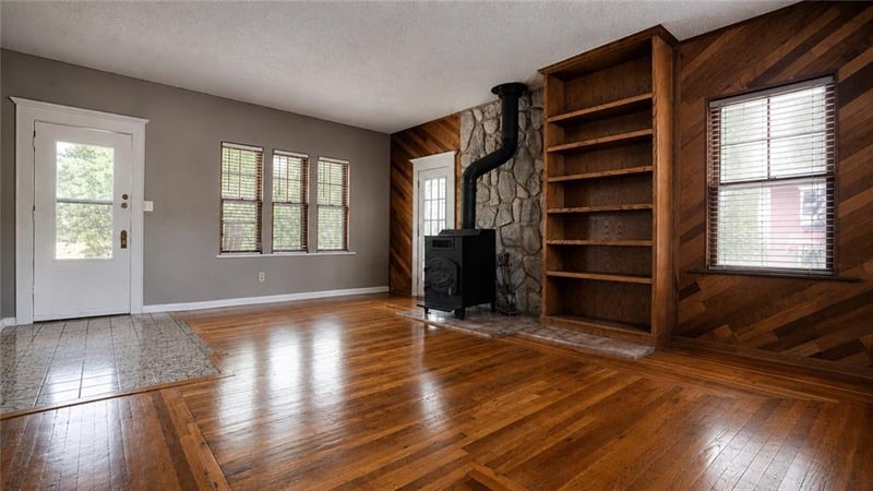 2209 39th Ter, Kansas City, MO 64116
