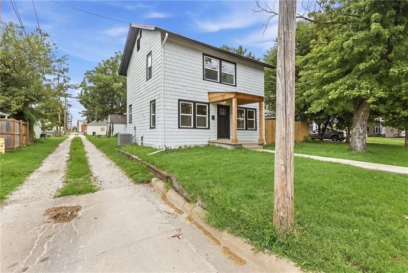 106 Neosho St, Iola, KS 66749