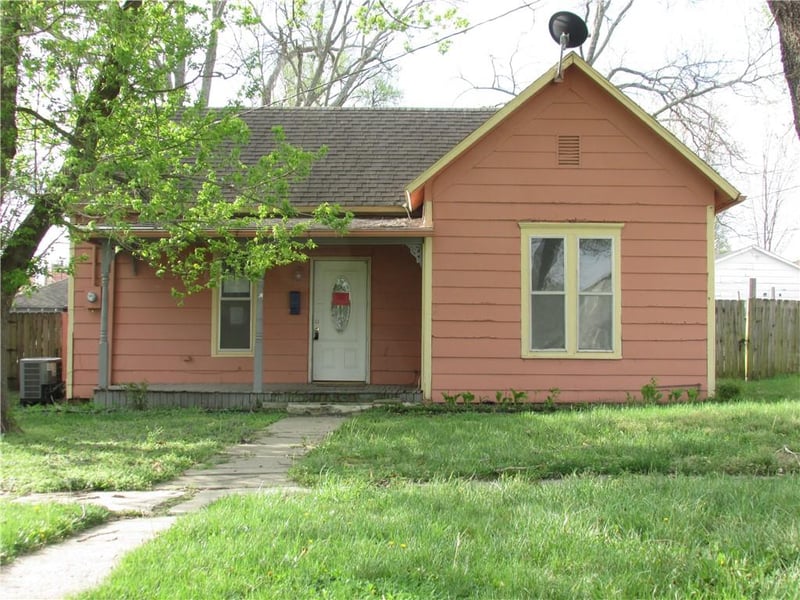 517 Lincoln Ave, Osawatomie, KS 66064