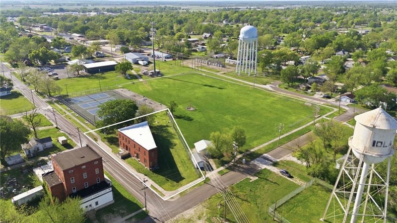 512 Monroe St, Iola, KS 66749