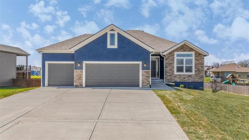 6992 141st St, Basehor, KS 66007