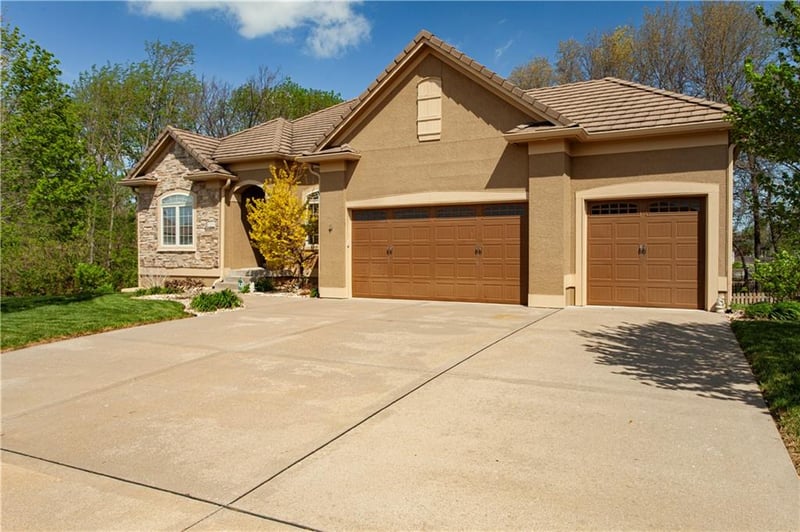 608 NE Sundown Dr, Lee's Summit, MO 64064