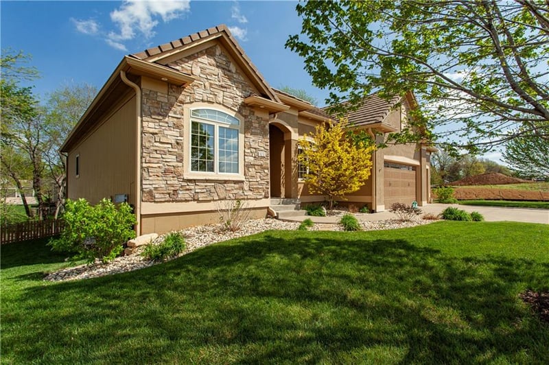 608 NE Sundown Dr, Lee's Summit, MO 64064