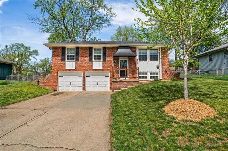 109 Moore Ct, Blue Springs, MO 64014