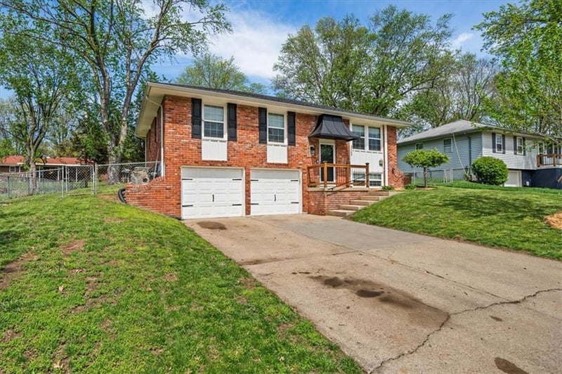 109 Moore Ct, Blue Springs, MO 64014