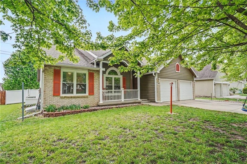 556 Brentwood Dr, Lawrence, KS 66049