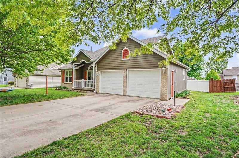 556 Brentwood Dr, Lawrence, KS 66049