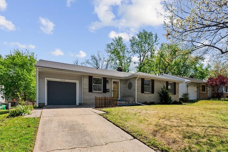 8125 Summit St, Kansas City, MO 64114