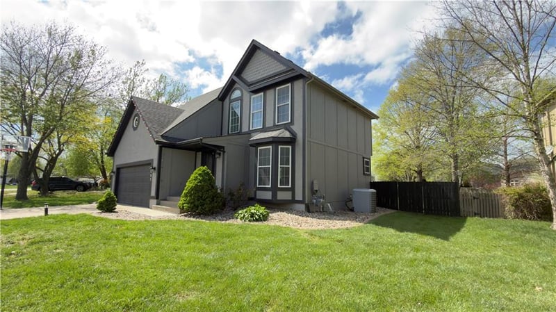1397 Brentwood Dr, Olathe, KS 66062