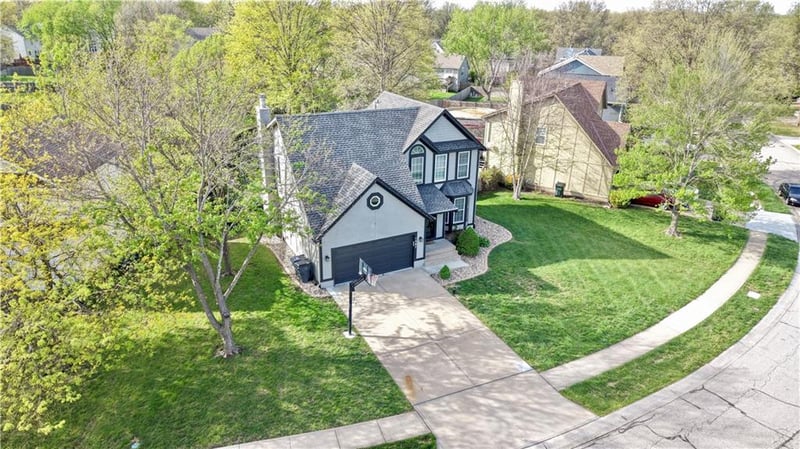 1397 Brentwood Dr, Olathe, KS 66062