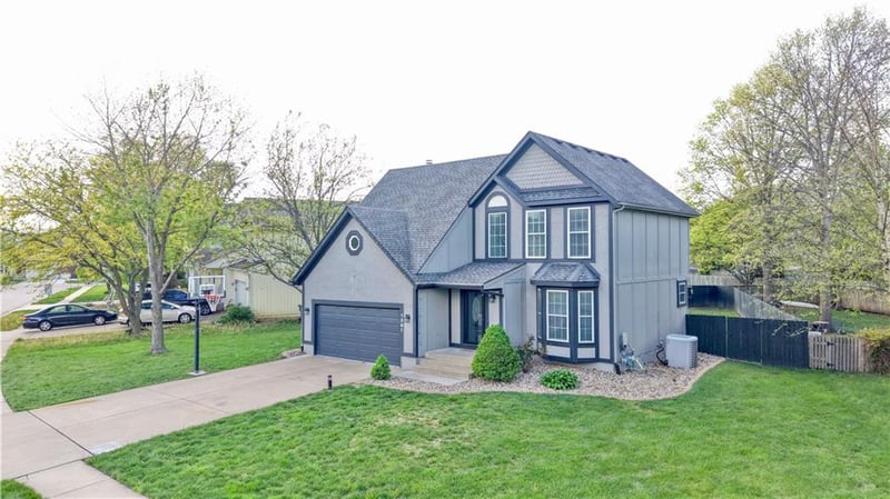 1397 Brentwood Dr, Olathe, KS 66062