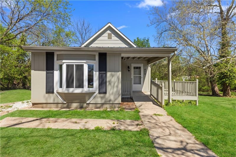 809 Seneca St, Leavenworth, KS 66048