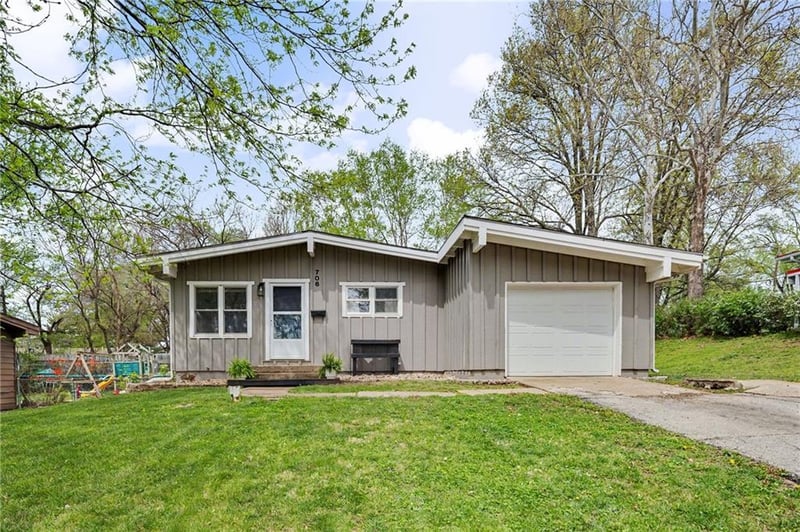 706 Brown St, Liberty, MO 64068