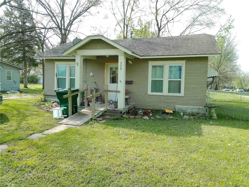 220 W 10th St, Ottawa, KS 66067
