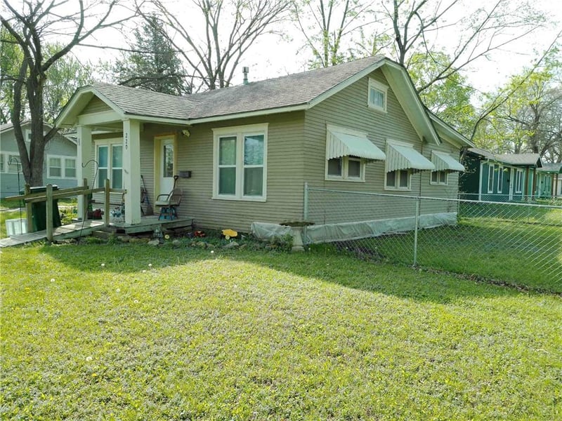 220 W 10th St, Ottawa, KS 66067