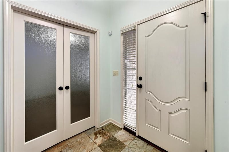 900 Olympia Ct, Lee's Summit, MO 64082