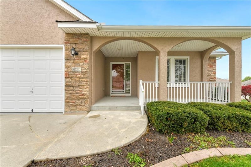 900 Olympia Ct, Lee's Summit, MO 64082