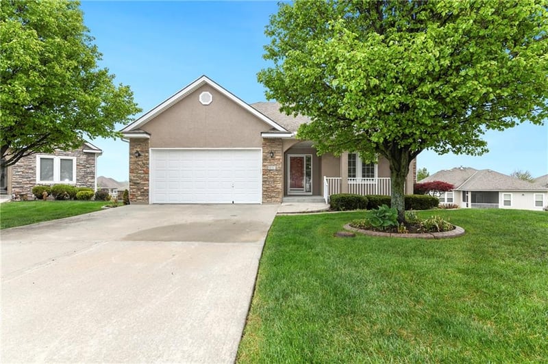 900 Olympia Ct, Lee's Summit, MO 64082