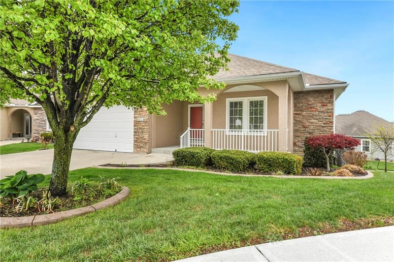 900 Olympia Ct, Lee's Summit, MO 64082