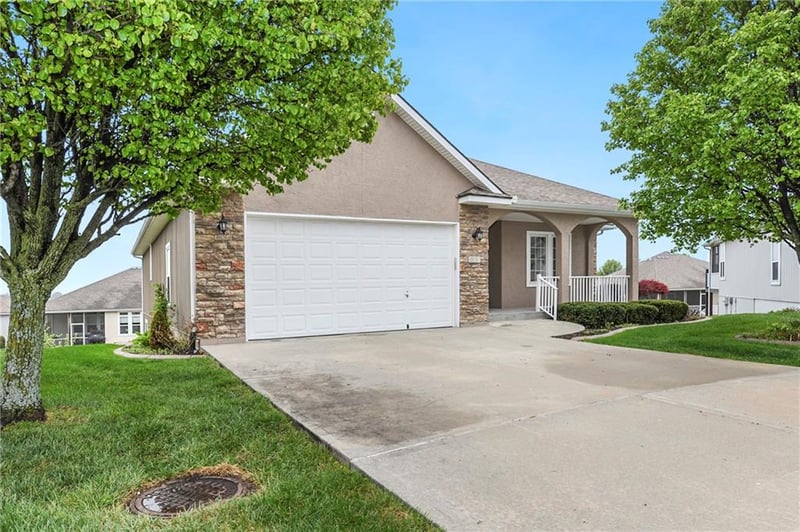 900 Olympia Ct, Lee's Summit, MO 64082