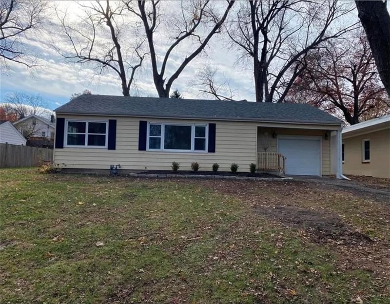 3104 Faraon St, St Joseph, MO 64501